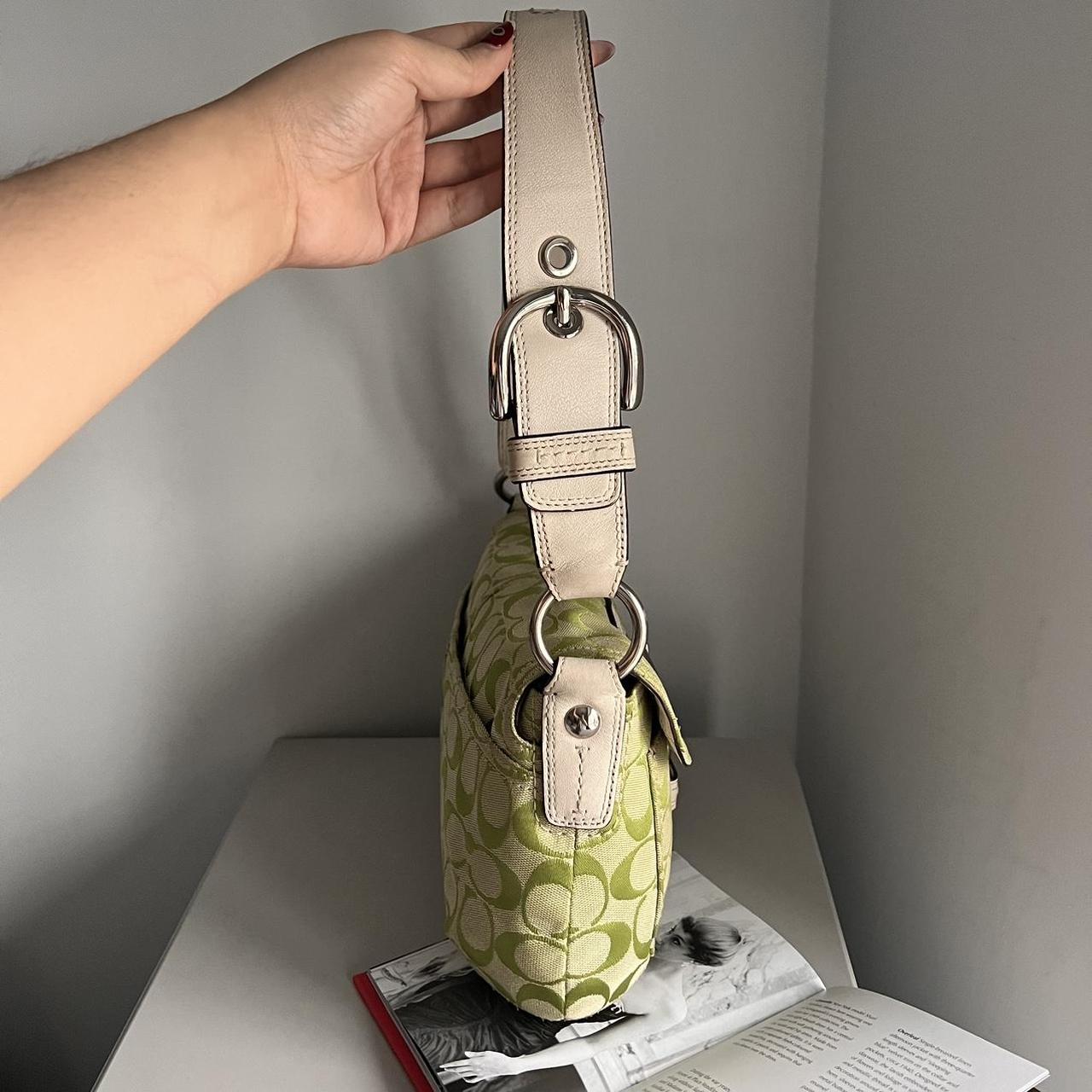 coach signature buckle shoulder bag - lime-green
